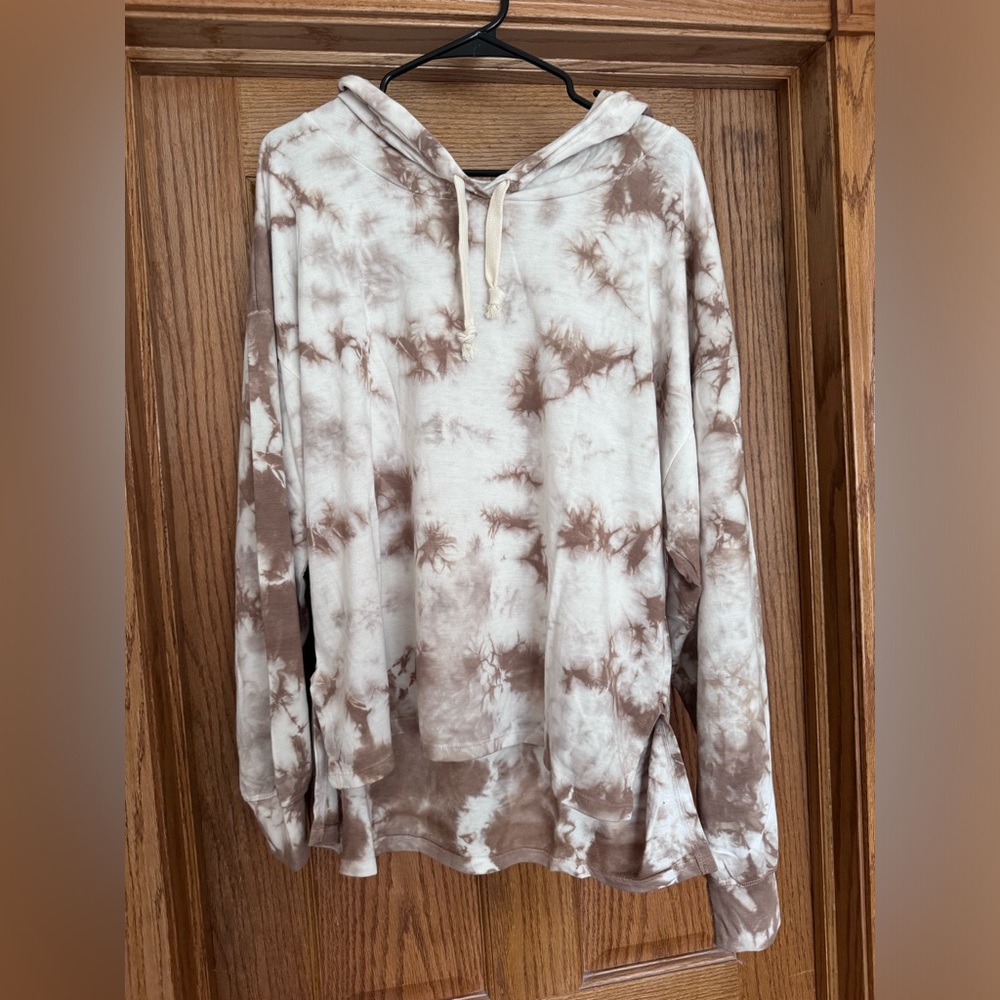 NWT, Found Dreamer tie dye hoodie, size L, so soft!! Perfect for fall!!